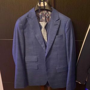 3 piece beautiful boys suit . Excellent condition. Wear only once so stylish
